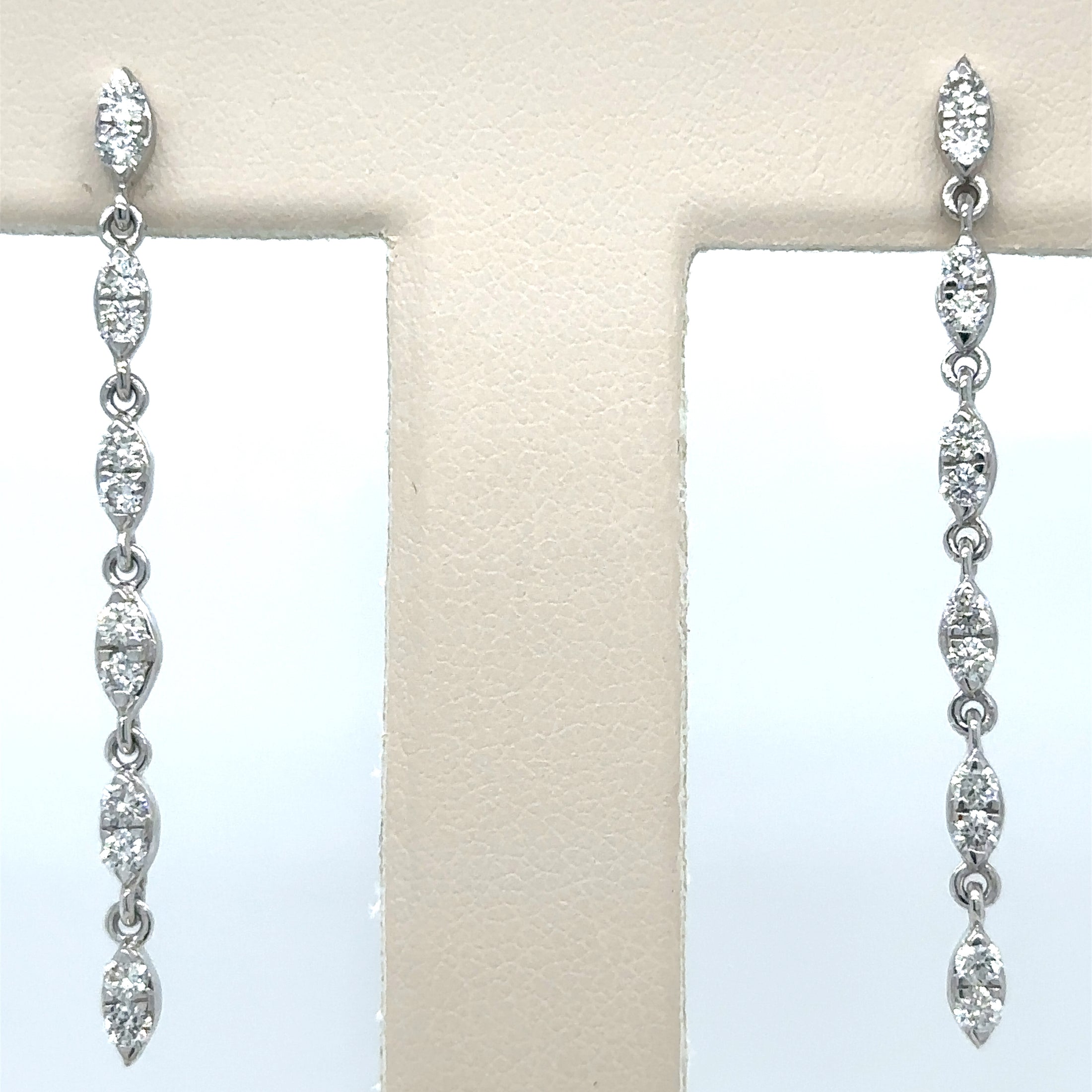 Pendientes De Oro Blanco De 14Kt Con Diamantes, 0.96 CT