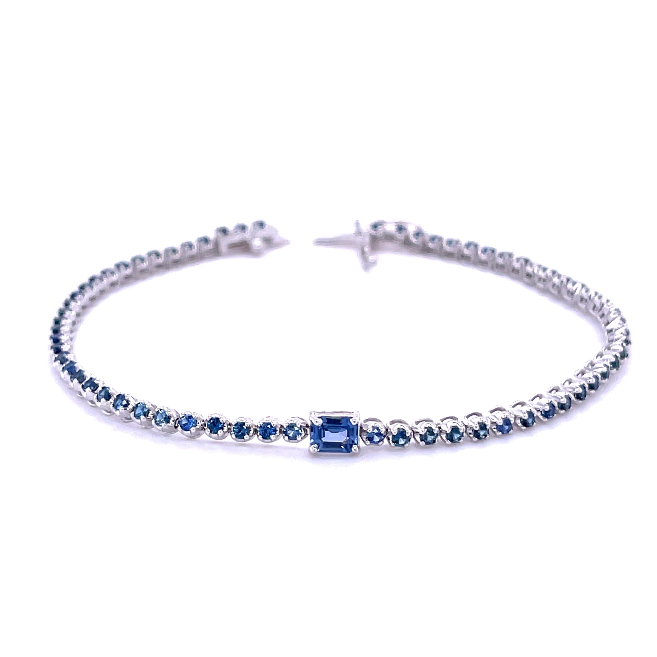 Pulsera De Tenis Oro Blanco De 14K Piedra Central Baguette De Zafiro Azul De 2.55CT