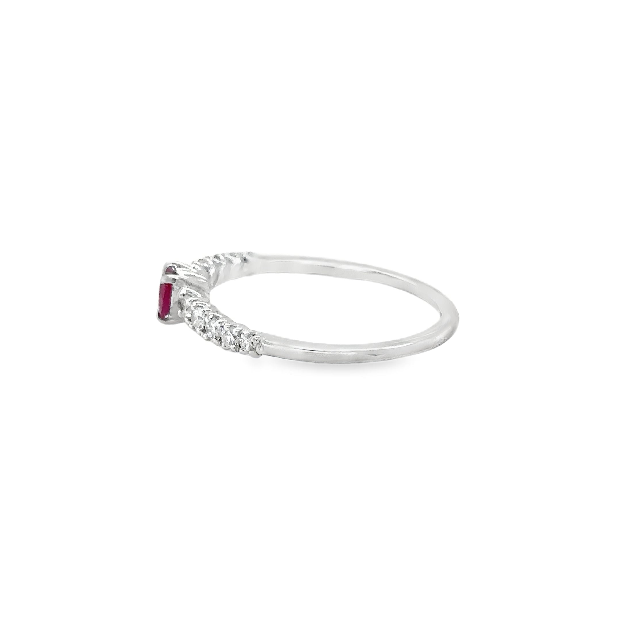 Anillo Corazón De Rubí Y Diamantes En Oro Blanco De 18Kt, 0.49 CT