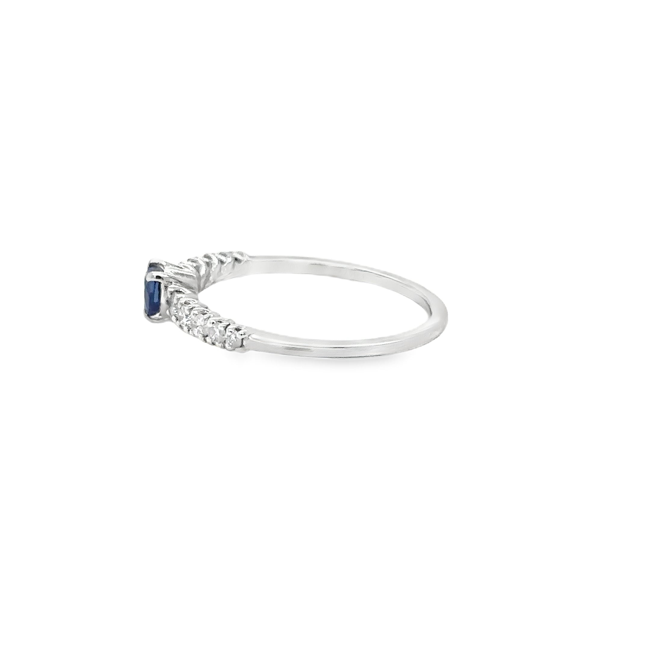 Anillo En Oro Blanco De 18 Kt Con Zafiro Azul Y Diamantes, 0.65 CT