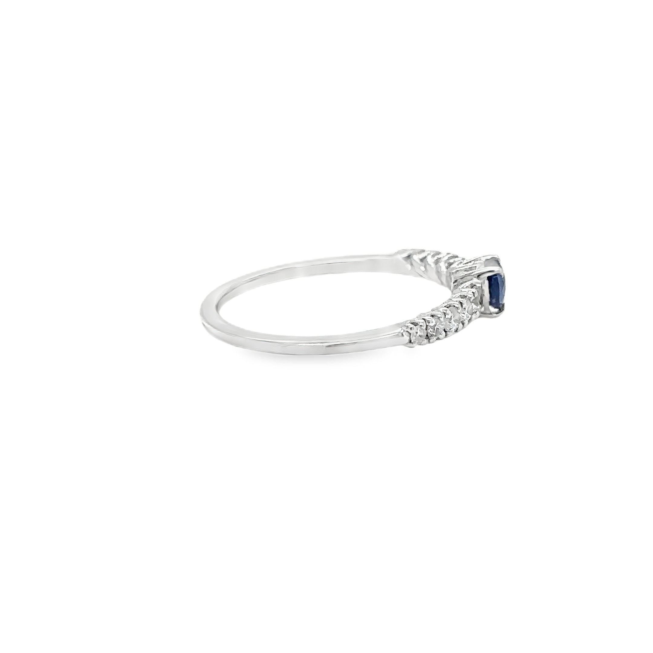 Anillo En Oro Blanco De 18 Kt Con Zafiro Azul Y Diamantes, 0.65 CT